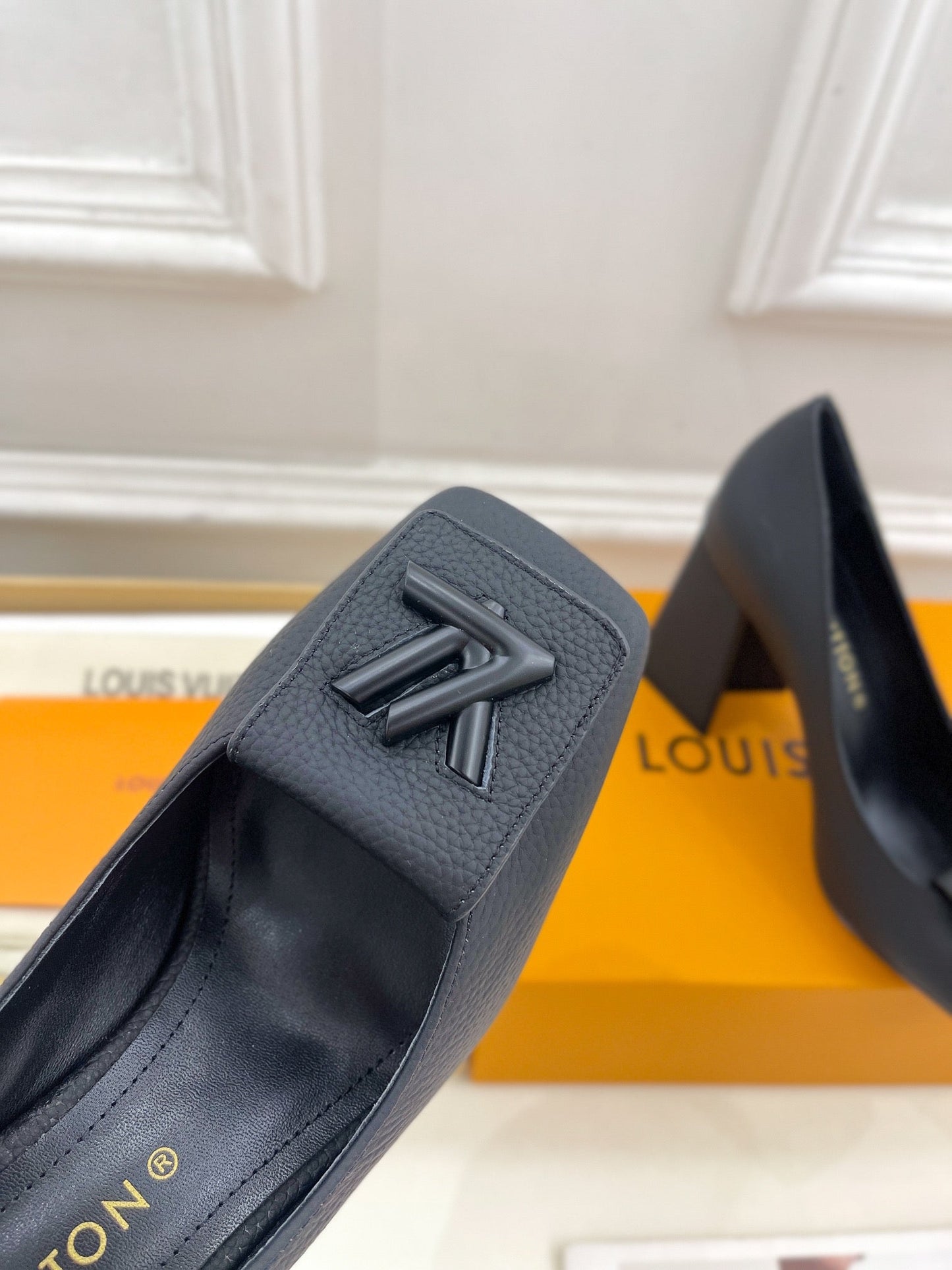 SHAKE PUMP BLOCK HEEL 9 CM SANDALS IN BLACK PEPPLE CALFSKIN