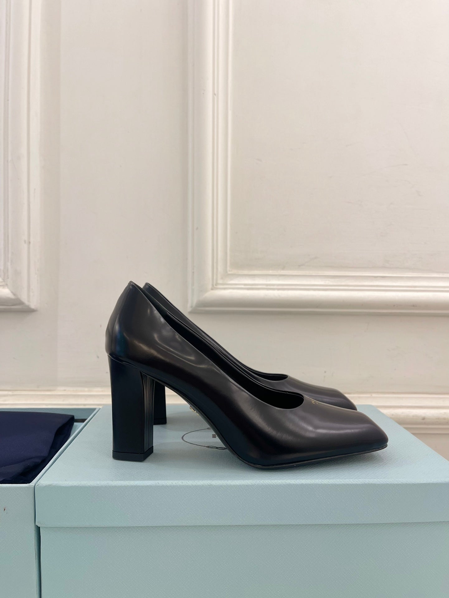 SQUARE TOE HIGH PUMPS IN BLACK SMOOTH LAMBSKIN