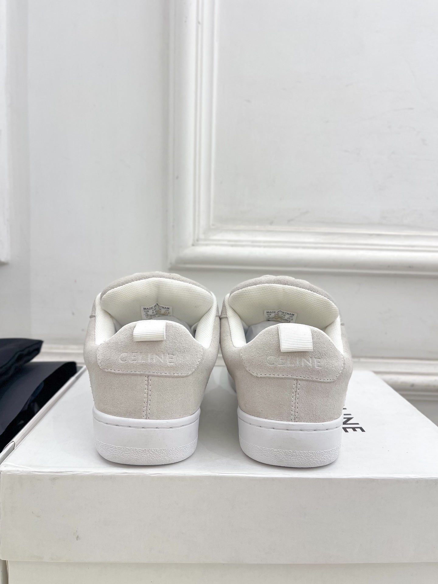 HUNTINGTON LOW LACE-UP SNEAKER IN PALE GRAY SUEDE AND MESH