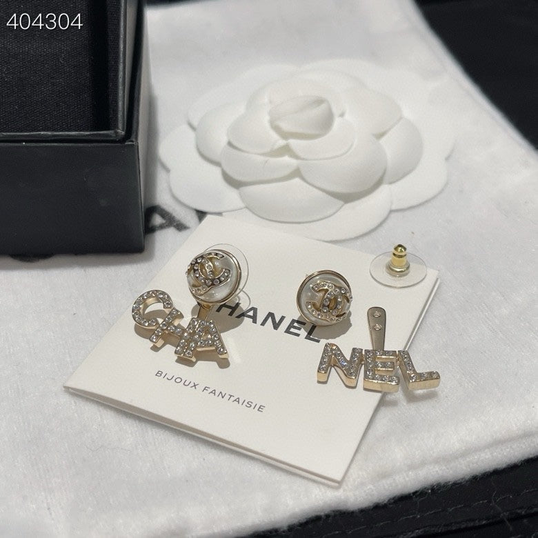 LETTERS CRYSTALS EARRINGS IN METAL GOLD WITH PEARLS