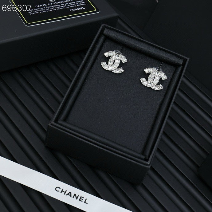 STUD EARRINGS IN SILVER METAL PEARLY WHITE AND CRYSTAL