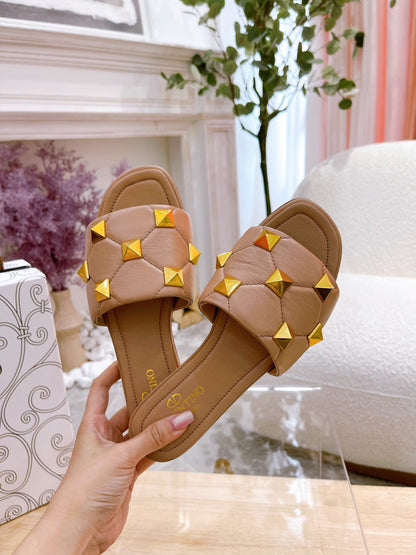 STUD FLAT SLIDE IN PEANUT BROWN LAMBSKIN